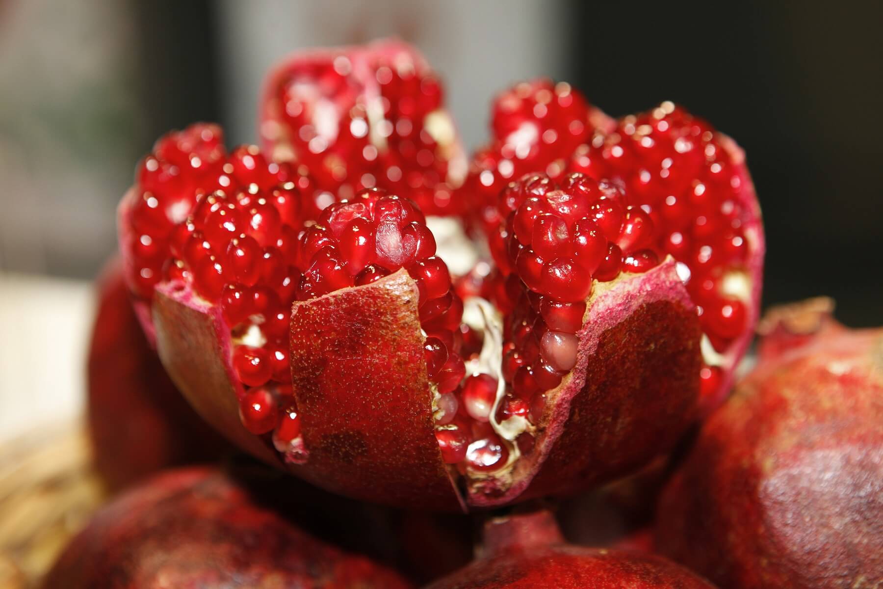 pomegranate seed oil properties skin care beauty